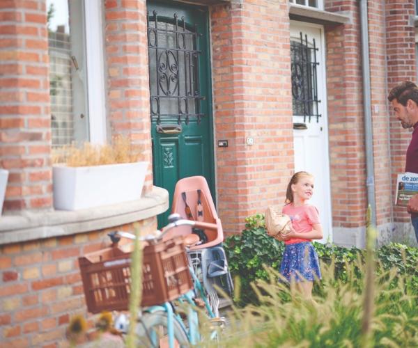 vader en dochter komen thuis met DZ onder arm