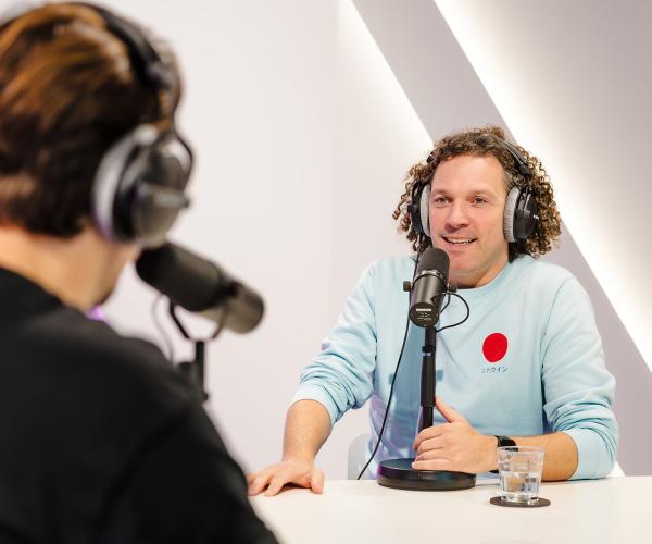 hoofdredacteur De Zondag Bart Casteleyn in de podcaststudio